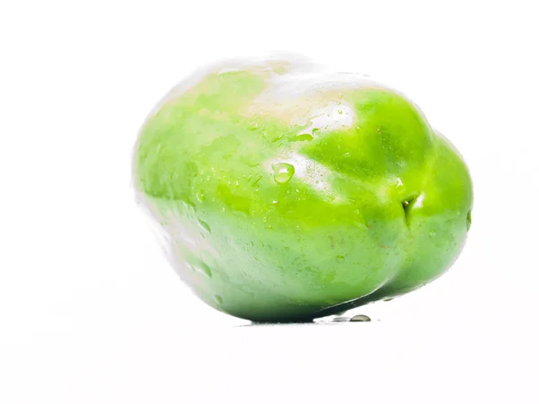 Grön bell pepper isolerad på vit bakgrund — Stockfoto