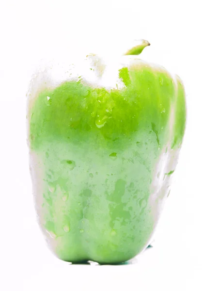흰 배경에 따로 떼어 놓은 녹색 종 고추 — 스톡 사진