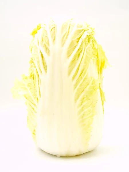 Свежая китайская капуста на белом фоне — стоковое фото