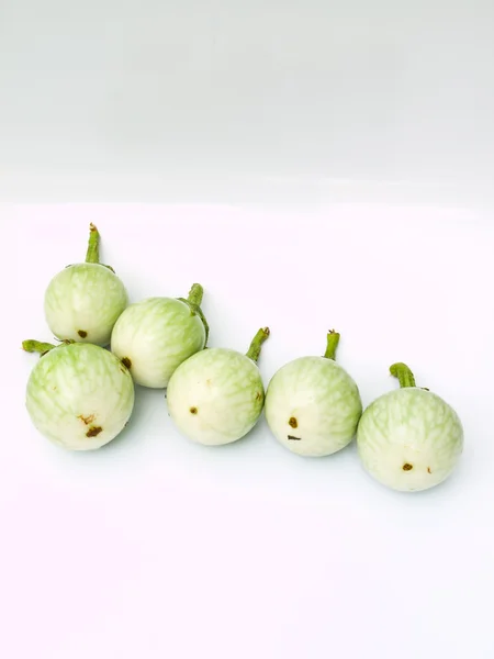 Melanzane verdi fresche, CHIONATHUS PARKINONII, isolate su bianco — Foto Stock