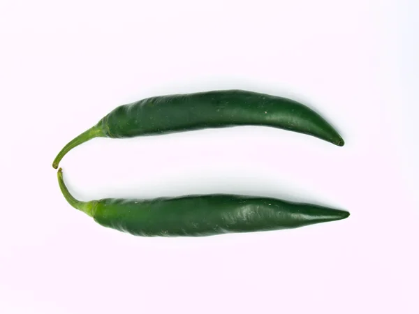 Peperoni verdi isolati su bianco — Foto Stock