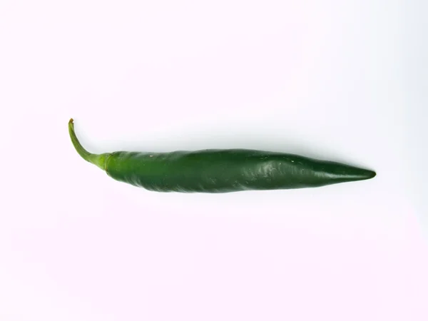 Peperoni verdi isolati su bianco — Foto Stock