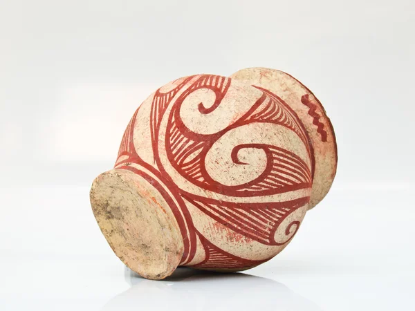 Ban Chiang beyaz arka plan üzerinde izole Potterry