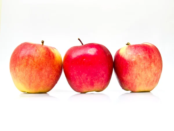 Röda äpplen isolerad på vit bakgrund — Stockfoto