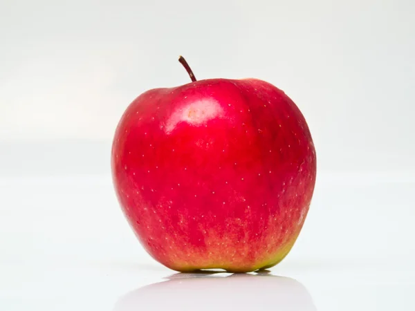 Roter Apfel isoliert auf weißem Hintergrund — Stockfoto