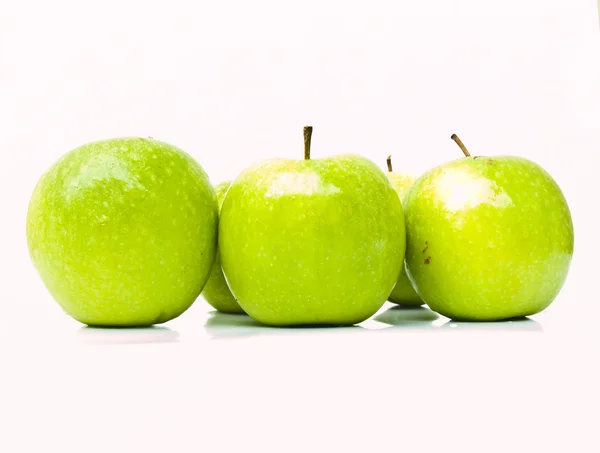 Зелені яблука ізольовані на білому тлі — стокове фото