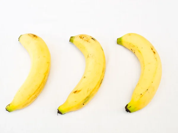 Beyaz arkaplanda izole edilmiş olgun muz