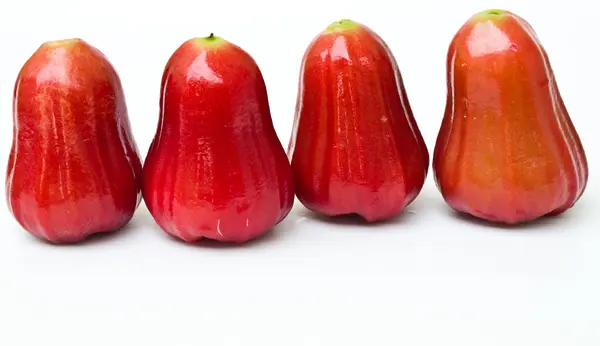 Manzanas rosadas (Syzygium jambos) aisladas sobre fondo blanco —  Fotos de Stock