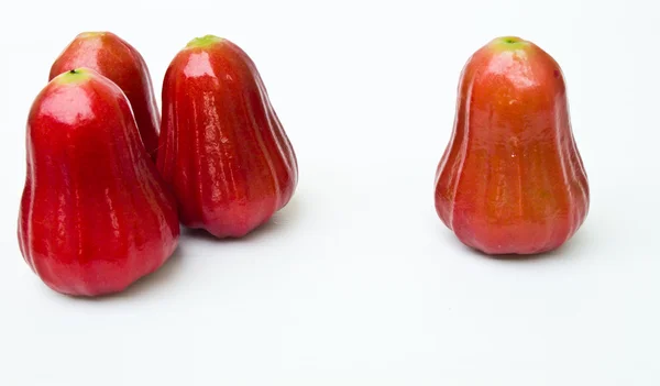 Manzanas rosadas (Syzygium jambos) aisladas sobre fondo blanco —  Fotos de Stock