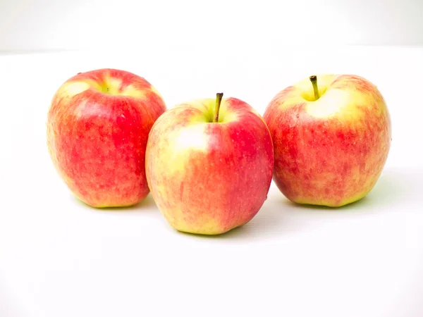Röda äpplen isolerad på vit bakgrund — Stockfoto