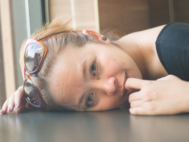 Bununla birlikte güneş gözlüklü bir şey natur bakarak küçük Asya hanım