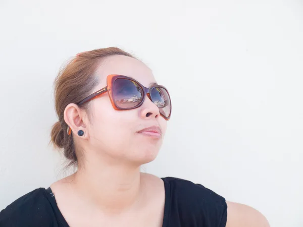 Young Asian lady wearing sunglasses looking up in nature — Stock Photo, Image