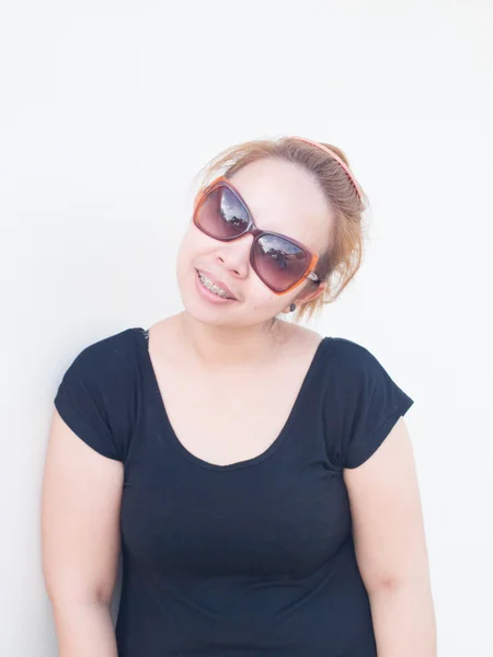 Young Asian lady wearing sunglasses smiling in nature — Stock Photo, Image