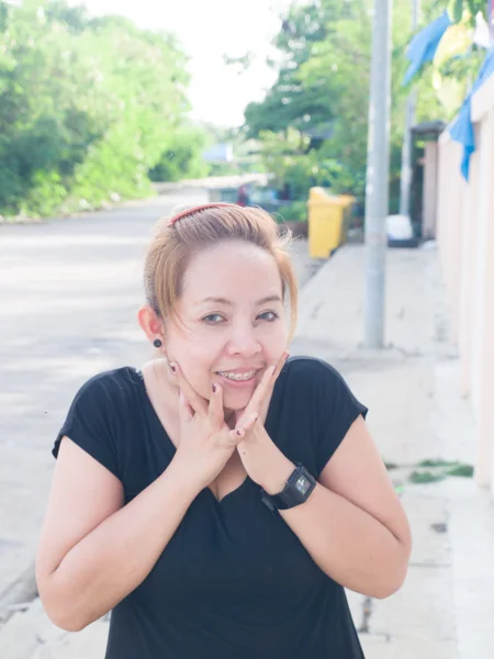 Happy young Asian lady smiling in nature — Stock Photo, Image