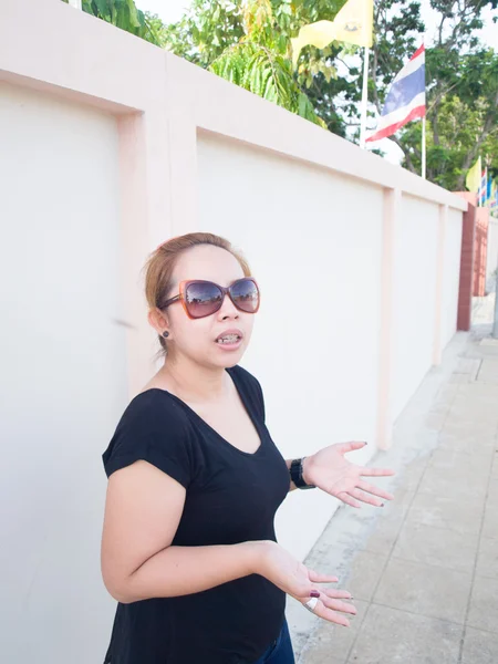 Jeune femme asiatique portant des lunettes de soleil exprimant quelque chose dans natu — Photo