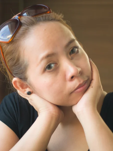 Young Asian lady with sunglasses looking into something in natur — Stock Photo, Image