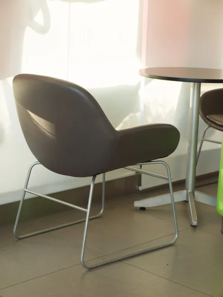 Modern kávézó asztal és székek a természetben — Stock Fotó