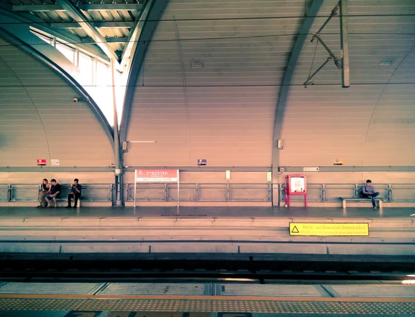 BANGKOK - 15 GENNAIO: Gli asiatici aspettano il treno Airport-Link a — Foto Stock