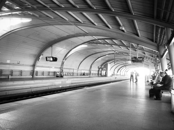 BANGKOK - 15 ENE: Asiáticos esperando el tren de enlace con el aeropuerto en — Foto de Stock