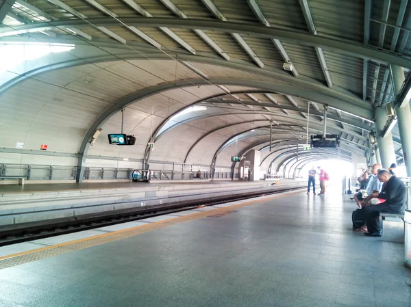 BANGKOK - 15 ENE: Asiáticos esperando el tren de enlace con el aeropuerto en — Foto de Stock