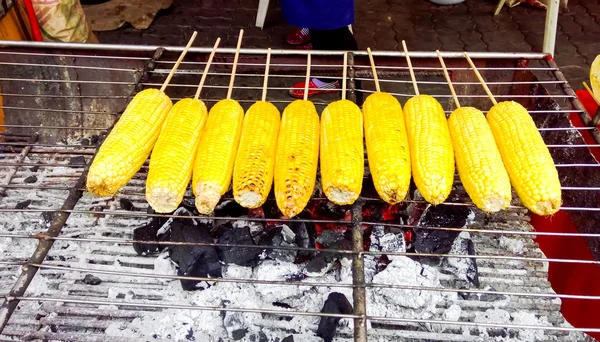 Vynikající grilované kukuřice na horké uhlí — Stock fotografie