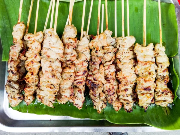 おいしいアジア料理、伝統的なタイ鶏肉の串焼き料理 — ストック写真