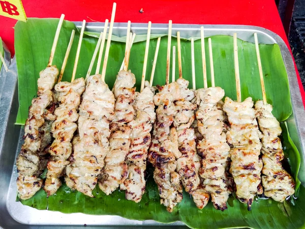 Výbornou asijskou kuchyni, tradiční thajské kuřecí Satay vaření — Stock fotografie