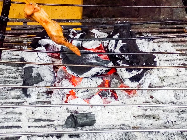 Výbornou asijskou kuchyni, thajský kuřecí Satay vaření na horké Cha — Stock fotografie