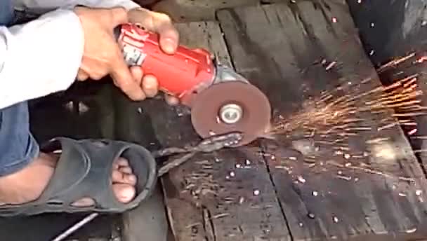 Mann bei der Arbeit mit einem ungeschützten Gerät, Stahl schleifend, — Stockvideo