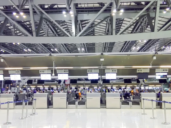 バンコク、タイ - 3 月 22 日: スワンナプーム国際空港内のカウンターでチェック — ストック写真