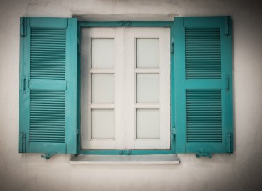 Mavi ve beyaz penceresinde Yunanistan Santorini'de retro tarzı