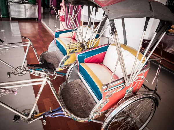 Primo piano della cabina triciclo thailandese - Tuk Tuk - a Bangkok Thailandia — Foto Stock