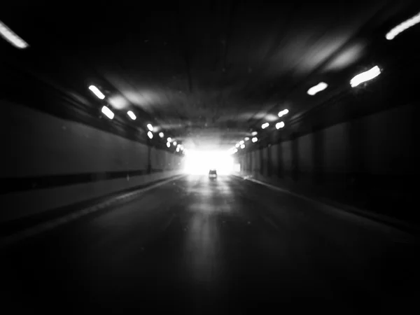 otoyol tüneli ile hareket bulanıklığı siyah beyaz tarzında