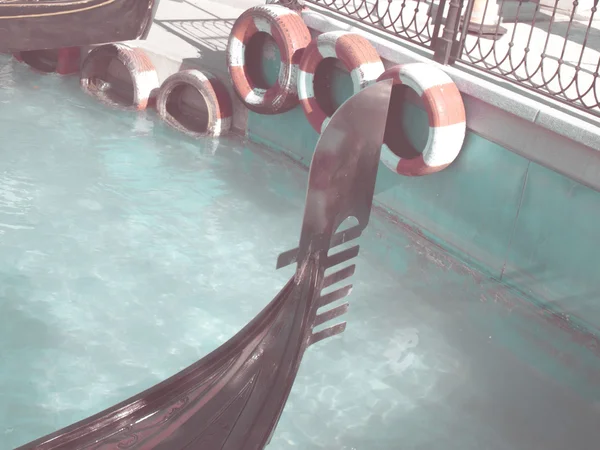 Chef för gondolen på pool i solig dag i vintage stil — Stockfoto