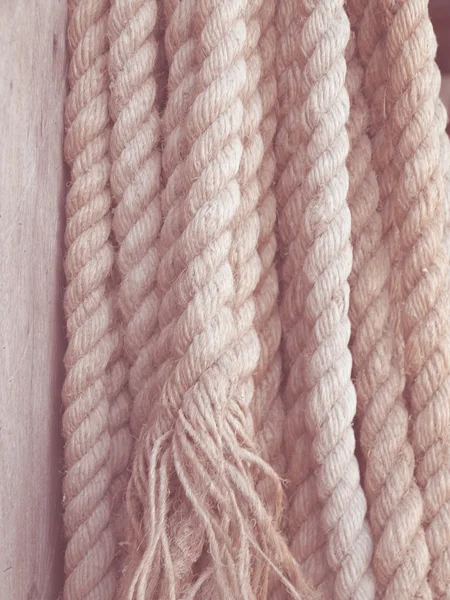 Stapel touw op houten vloer in vintage stijl — Stockfoto