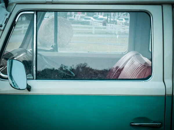 eski model araba profilinin sol pencere