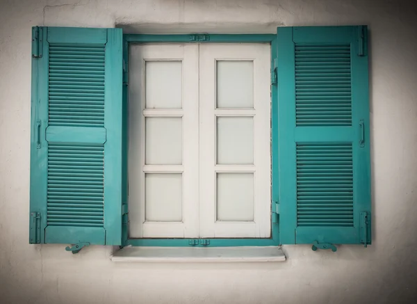 Fenêtre bleue et blanche à Santorin en Grèce dans un style rétro — Photo