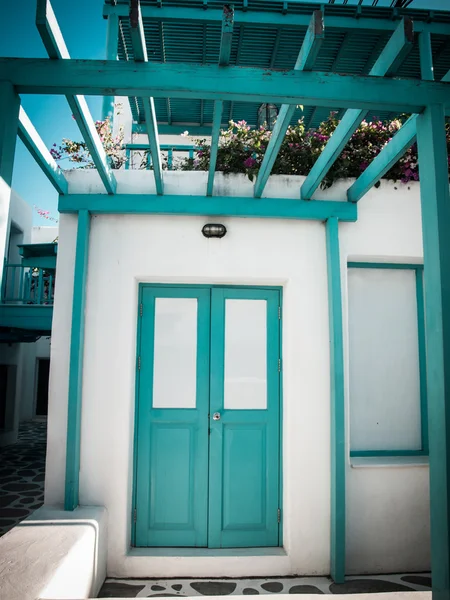 Pequeno terraço colorido em Santorini. Grécia em estilo retro — Fotografia de Stock