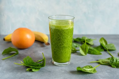 Portakallı, greyfurtlu ve muzlu ıspanaklı smoothie.