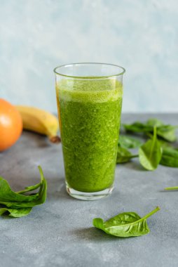 Portakallı, greyfurtlu ve muzlu ıspanaklı smoothie.