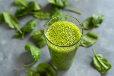 Portakallı, greyfurtlu ve muzlu ıspanaklı smoothie.