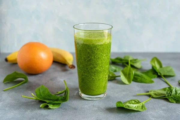Portakallı, greyfurtlu ve muzlu ıspanaklı smoothie.