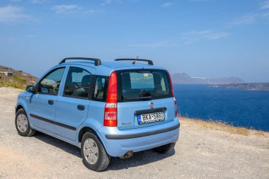 Santorini, Yunanistan - 16 Eylül 2020: Fiat Panda arabası Santorini adasındaki Akrotiri köyünde deniz kenarına park edildi