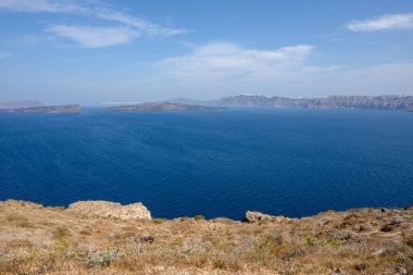 Yunanistan 'ın Santorini adasındaki Akrotiri yarımadasının kalderasının manzarası