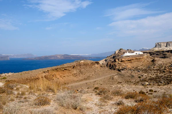ギリシャサントリーニ島のアクロティリ半島からのカルデラと崖の眺め — ストック写真