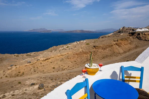 Stół Krzesła Widokiem Morze Wyspie Santorini Grecji Napis Puli Języku — Zdjęcie stockowe