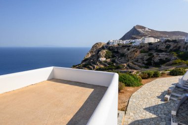 Folegandros Adası, Cyclades, Yunanistan 'daki Ege Denizi ve Chora kasabasına bakan büyük teras