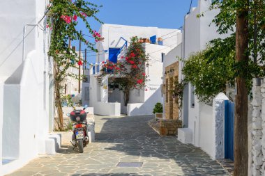 Folegandros, Yunanistan - 23 Eylül 2020: Folegandros Adası, Cyclades Adaları, Yunanistan 'daki güzel Chora kasabasındaki Whitewashed Cycladic Caddesi