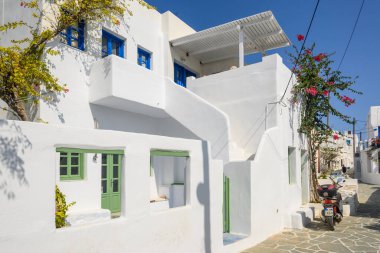Folegandros, Yunanistan - 23 Eylül 2020: Folegandros Adası, Cyclades Adası, Yunanistan 'daki güzel Chora kasabasında beyazlatılmış siklodik evler