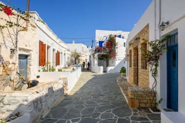 Folegandros, Yunanistan - 23 Eylül 2020: Folegandros Adası, Cyclades Adaları, Yunanistan 'daki güzel Chora kasabasındaki Whitewashed Cycladic Caddesi